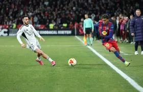 Lamine Yamal, delantero del Barcelona, domina la pelota durante el partido contra el Albacete.