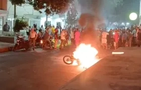 Momento en que son agredidos y el incendio de la moto.