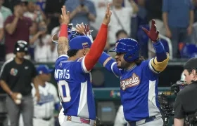 Eugenio Suárez llega al plato tras conectar un jonrón solitario en el cuarto inning.