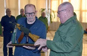 Gobierno cubano entregó un fusil AKM a Silvio Rodríguez.