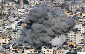 El humo se eleva tras un ataque aéreo israelí.