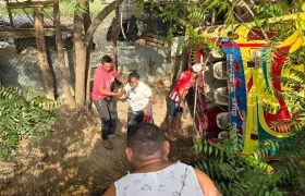 El bus quedó volcado a un lado de la vía. 