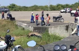 La moto que conducía la víctima terminó en una cuneta. 
