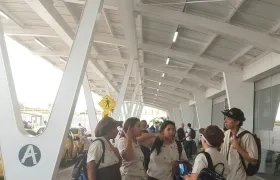 Personal en las afueras del aeropuerto.
