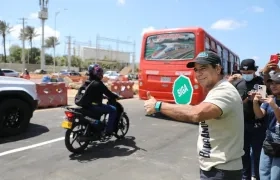 El alcalde Alejandro Char habilitando el segundo puente del intercambiador vial. 