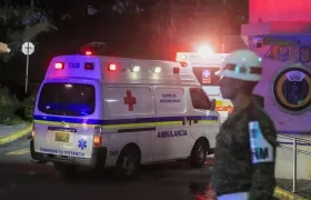 Las ambulancias trasladaron a los heridos al Hospital Militar Central en Bogotá tras ser traídos desde Putumayo. 