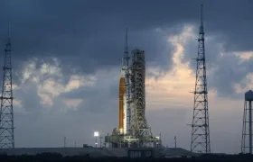 El cohete del Sistema de Lanzamiento Espacial (SLS) y la nave espacial Orion de la misión Artemis II.
