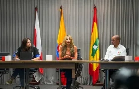 La Gerente de Ciudad, Ana María Aljure (centro) y el gerente de Carnaval SAS, Juan Carlos Ospino.