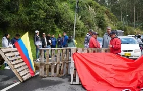 Gremios de comerciantes y transportistas que bloquean la carretera que cruza la frontera entre Colombia y Ecuador, en Ipiales. 
