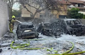 Los bomberos actuando tras los ataques en Israel. 