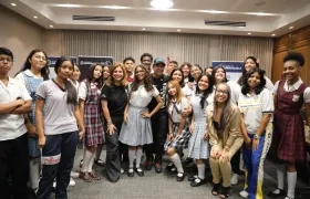 Alcalde Alejandro Char junto a jóvenes beneficiarios de 'Buenfluencers'.