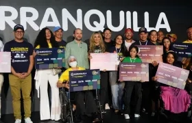 La gerente de Ciudad, Ana María Aljure, con varios de los beneficiados.