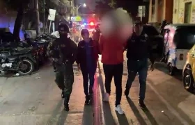 El hombre capturado tras ser llevado a la URI de la Fiscalía. 