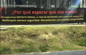 La pancarta que colgó la comunidad en una de las canchas.