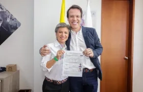 Claudia López y Leonardo Huertas inscribiendo su candidatura en la Registraduría.  