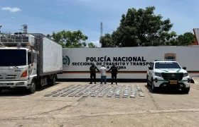 La cocaína incautada junto al furgón y su conductor. 