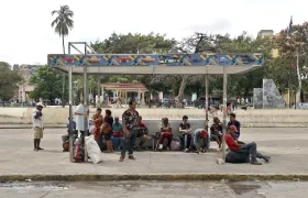 Personas esperan en un paradero de buses este martes, durante un apagón en La Habana. 