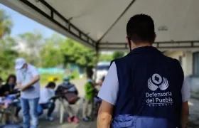Defensoría del Pueblo trabajando en el campo. 