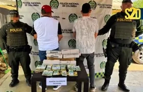 Los capturados y el dinero incautado.