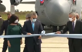 El expresidente Iván Duque y el exembajador Philip Seth Goldberg. 
