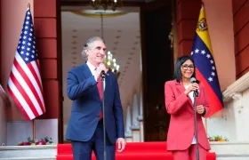 El secretario del Interior de Estados Unidos, Doug Burgum y la presidenta interina venezolana, Delcy Rodríguez.