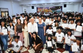 Gobernador Eduardo Verano junto a certificados del proyecto Sello Artesanal.
