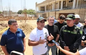 El alcalde Alejandro Char en las obras de la megaestación El Bosque.