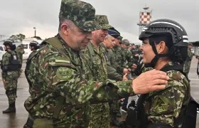 El comandante de las Fuerzas Militares, general Hugo López, con una uniformada.