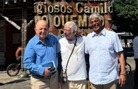 El consejero Comisionado para la Paz, Otty Patiño; el padre Cyrillus Swinne y Cristóbal Padilla, director de Colombia Compra Eficiente.