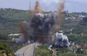 El humo y las llamas se elevan tras un ataque israelí.