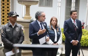 El ministro del Interior, Armando Benedetti, y de fondo la defensora del Pueblo, Iris Marín Ortiz.