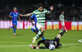 El portero del Alverca André Gomes trata de frenar al delantero del Sporting Luis Suárez.