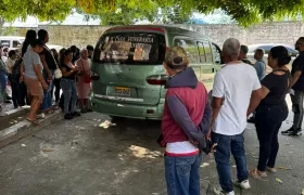 Momento en que iban saliendo los cuerpos en el carro fúnebre desde Medicina Legal. 