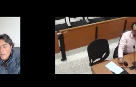 Nicolás Petro con su abogado Alejandro Carranza. 