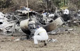 Expertos peritos inspeccionando la aeronave accidentada.