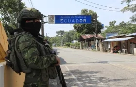 Un soldado del Ejército de Ecuador custodia en el Puente Internacional San Miguel, entre Ecuador y Colombia. 