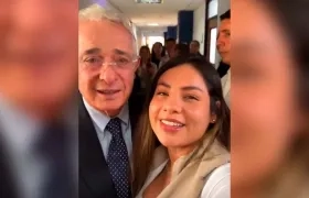 La funcionaria de la Registraduría posando con el expresidente Álvaro Uribe Vélez. 