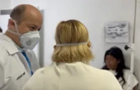 Gobernadora del Magdalena Margarita Guerra visitando a los indígenas heridos. 