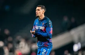 Daniel Muñoz en el calentamiento previo al juego.