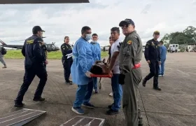 Autoridades trasladan a uno de los heridos.