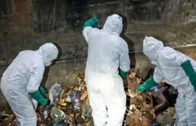 El CTI de la Fiscalía inspeccionando un cuerpo en el departamento del Atlántico. 