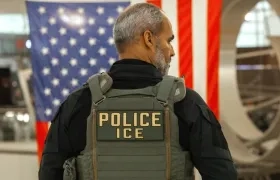 Un agente de ICE patrullando en el aeropuerto internacional John F. Kennedy, en Nueva York.