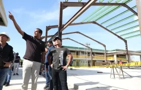 Alcalde Alejandro Char durante la inspección de la obra. 