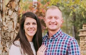 Jason Hughes junto a su esposa.