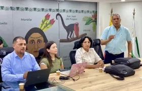 El agente interventor Lain Eduardo López Martínez (derecha).