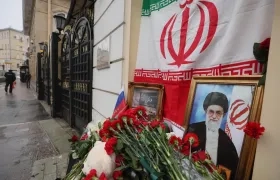 Flores y juguetes son colocados al lado del retrato del líder supremo de Irán, el ayatolá Ali Jameneí. 