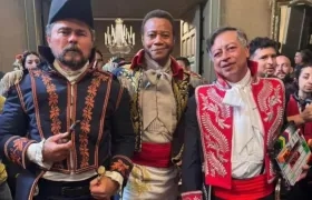 Los actores Luis Alfredo Velasco y Cuba Gooding Jr. y el Presidente Petro.