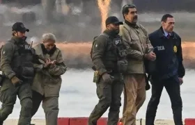 Nicolás Maduro y su esposa Cilia Flores en poder de las autoridades estadounidenses.