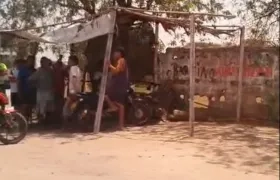 El mototaxista fue atacado a bala cuando esperaba carreras en este cambuche. 