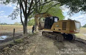 Maquinaria amarilla en la zona donde el río empezó a inundar Montería. 